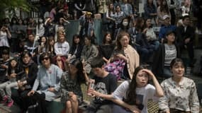 Des jeunes sud-coréens écoutent le discours de campagne du candidat à la présidentielle Sim Sang-Jeung, le 2 mai 2017 à Séoul