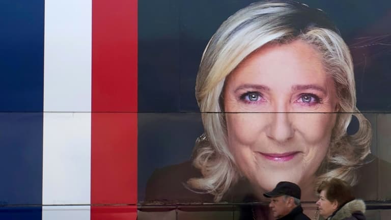 Un portrait de Marine Le Pen affiché sur son bus de campagne lors d'un dépalcement à Courtenay, le  19 mars 2022 