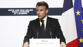 Emmanuel Macron le 26 mars 2025 lors d'une conférence de presse sur l'Ukraine à l'Élysée, aux côtés de Volodymyr Zelensky 