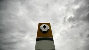 Le projet de Renault de proposer un départ anticipé à la retraite à quelque 3.000 salariés du groupe suscite des réactions mitigées au sein de l'usine de Sandouville. /Photo d'archives/REUTERS/Mihai Barbu