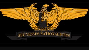 L'emblème des Jeunesses nationalistes, un aigle doré sur un laurier.