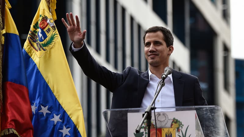 Juan Guaido salue la foule 