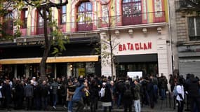 Devant le Bataclan, le 13 novembre 2017, deux ans après les attentats. - Stéphane de Sakutin - AFP