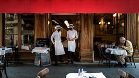 Serveurs d'un bouchon dans le centre de Lyon