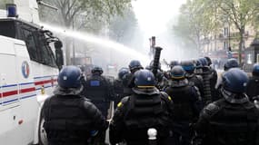 Des forces de l'ordre mobilisées face aux manifestants, samedi 15 mai 2021, lors du rassemblement interdit en soutien aux Palestiniens à Paris