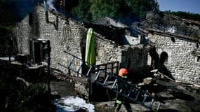 Un pompier après l'incendie du gite accueillant des personnes handicapées, à Montmoreau, le 28 juillet 2025