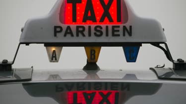 Un chauffeur de taxi parisien était vendredi hospitalisé en état de mort cérébrale après avoir été violemment agressé par des clients jeudi matin.