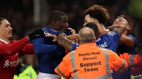 Le gros accrochage entre Abdoulaye Doucouré et Curtis Jones lors d'Everton-Liverpool (2-2), le 12 février 2025