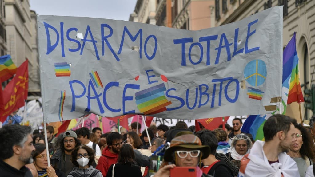 Non à la guerre, non à l'envoi d'armes": 30.000 Italiens manifestent pour  la paix en Ukraine