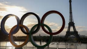 Présentation des anneaux olympiques le 14 septembre 2017 sur l'esplanade du Trocadéro, face à la tour Eiffel, après la désignation de Paris ville hôte des Jeux de 2024. Les anneaux seront installés sur le monument parisien à partir de fin avril 2024