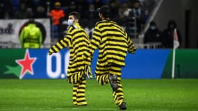 Deux spectateurs en habits de Dalton ont pénétré sur la pelouse lors du match de Ligue Europa Lyon-Sparta Prague, le 4 novembre 2021 à Décines-Charpieu