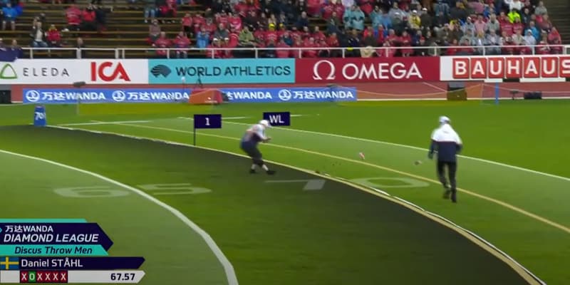 Daniel Stahl touche une juge sur le lancer du disque à Stockholm.