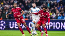 Le Marseillais Amine Gouiri bien pris par Gravenberch et Gomez lors de OM-Liverpool en Ligue des champions, le 21 janvier 2026