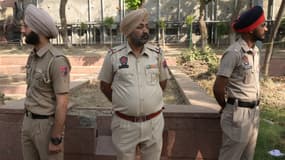 Des policiers montent la garde près du Temple d'or à Amritsar, en Inde, le 11 mai 2023