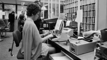 Photo reçue le 18 décembre 1974 d'une salle de rédaction de l'Agence France Presse (AFP) à Paris.