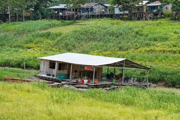 Un radeau flottant pris au piège par le faible niveau de l'Amazone, à Leticia, en Colombie, ce 15 septembre 2024.