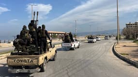 Des forces de sécurité syriennes dans la ville de Baniyas en Syrie, pour renforcer les troupes gouvernementales dans des affrontements avec des militants fidèles au dirigeant déchu Bachar al-Assad, le 7 mars 2025.