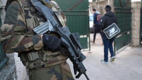 Un militaire de garde devant l'entrée de l'école "La Source" le 12 janvier 2016 à Marseille