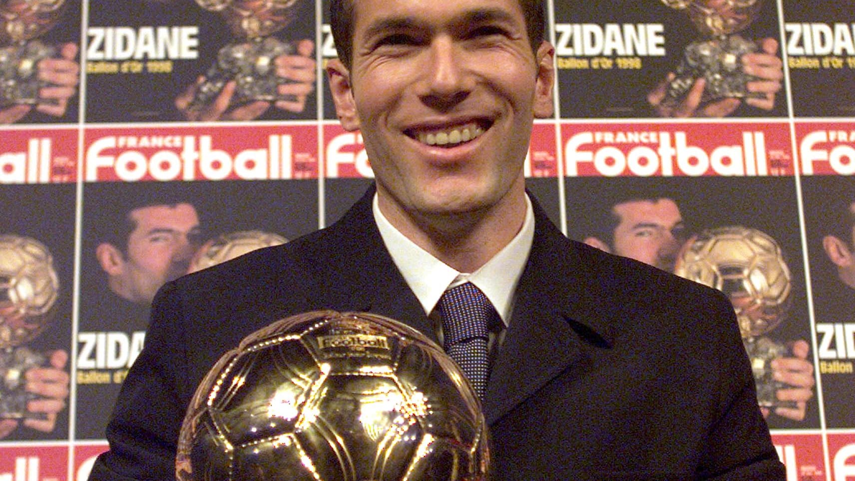 Zinédine Zidane recevant le Ballon d'or, le 21 décembre 1998