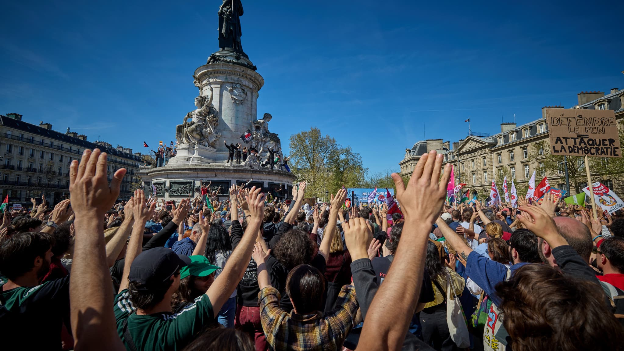 La manifestation contre l'extrême droite à l'initiative de la gauche, à Paris, sur la place de la République, dimanche 6 avril.