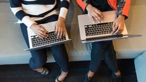 Deux femmes sur leur ordinateur.