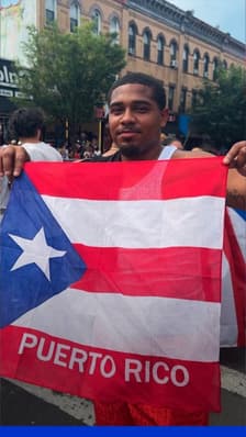 New York: de jeunes portoricains réclament l'indépendance de leur île lors d'une grande parade