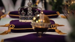 La couronne d'État impériale, le globe et le sceptre lors de la cérémonie d'inhumation de la reine Élisabeth II dans la chapelle Saint-Georges du château de Windsor, le 19 septembre 2022.