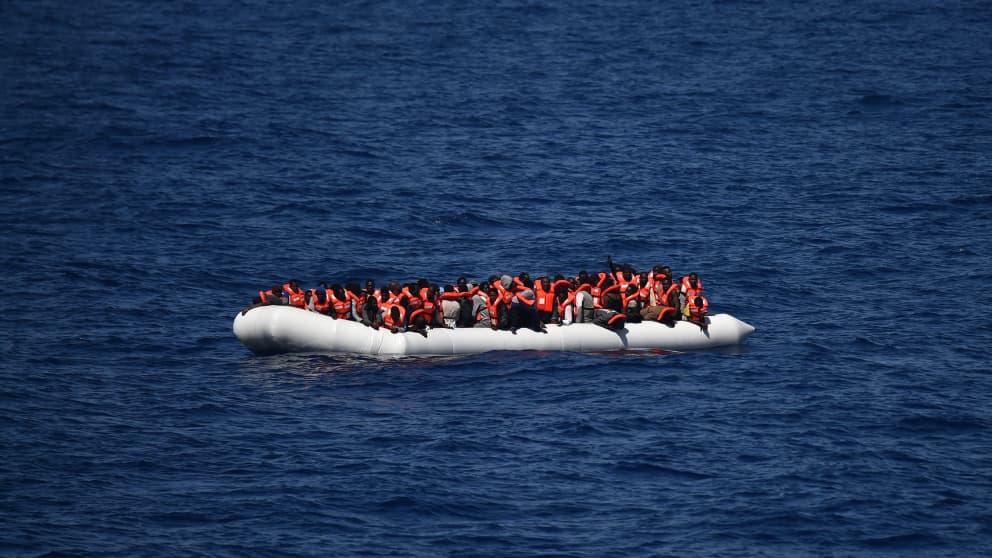 Au moins 97 migrants portés disparus après un naufrage au large de la Libye