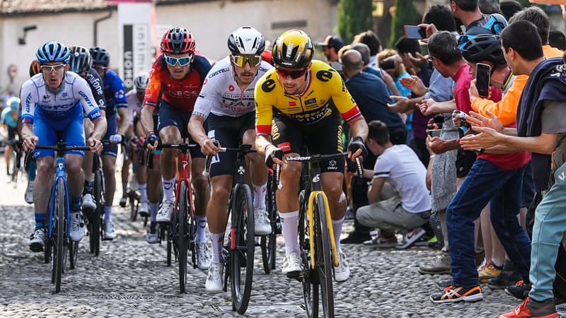 Primoz Roglic devant Joao Almeida et Geraint Thomas, le 22 mai 2023 à Bergame