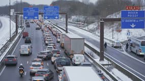La circulation a été très compliquée sur l'A12 dans la nuit de lundi 8 à mardi 9 janvier 2024 en raison de la neige (image d'illustration).