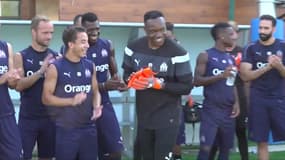 Steve Mandanda est applaudi par ses coéquipiers.