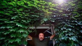 Ai Weiwei à Pékin. L'artiste dissident le plus célèbre de Chine, a sorti mercredi un "single" extrait de son premier album de "heavy metal", une chanson appelée "Dumbass" ("Abruti"), inspirée par son séjour en prison en 2011. /Photo prise le 22 mai 2013/R