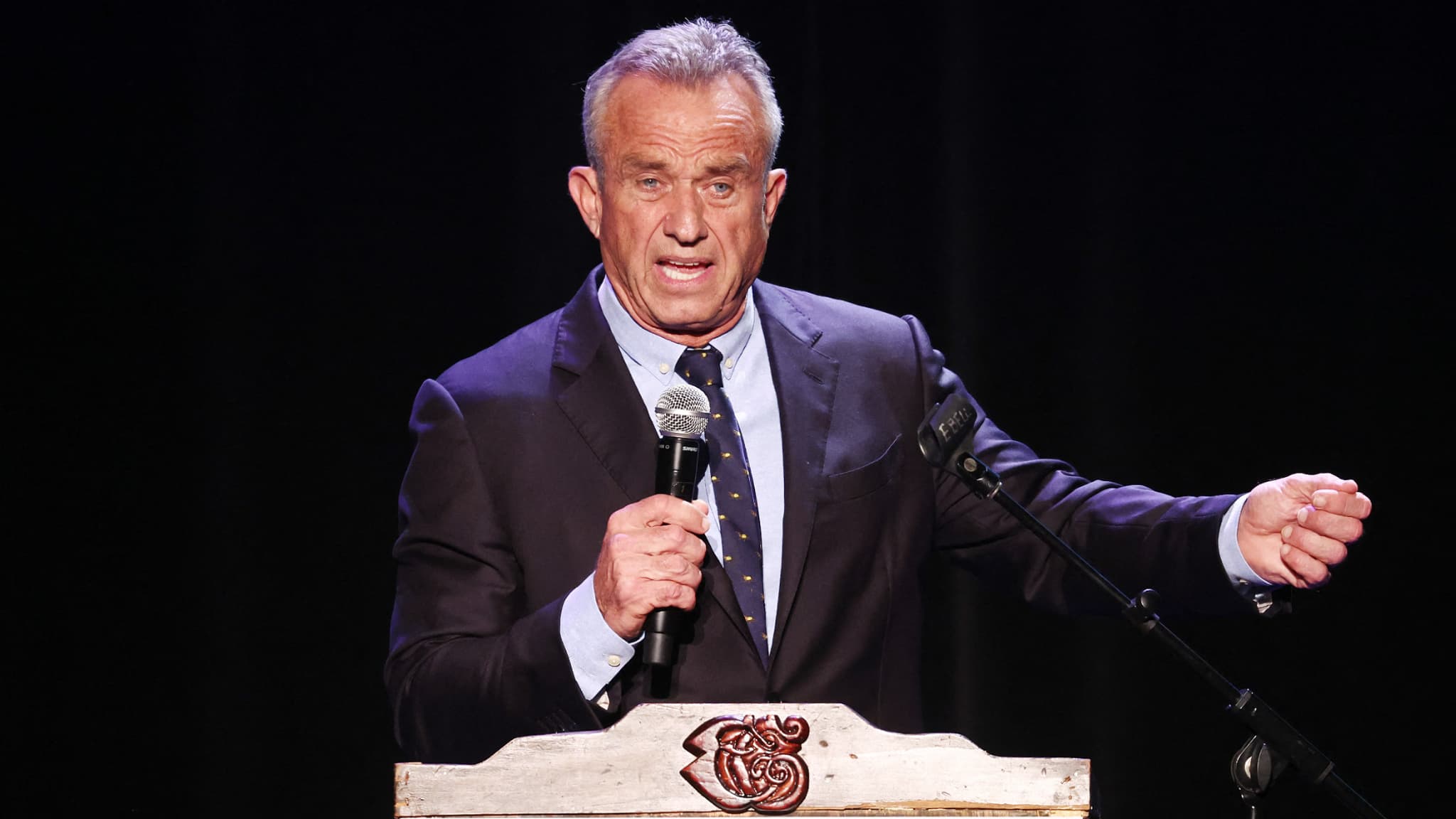 Le candidat à la présidence Robert F. Kennedy Jr. s'exprime lors d'un événement organisé dans le cadre du Mois de l'héritage hispanique au Wilshire Ebell Theatre le 15 septembre 2023 à Los Angeles, en Californie.