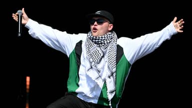 Liam O'Hanna, de son nom de scène Mo Chara, membre du groupe Kneecap, au festival Glastonbury, au Royaume-Uni, le 28 juin 2025