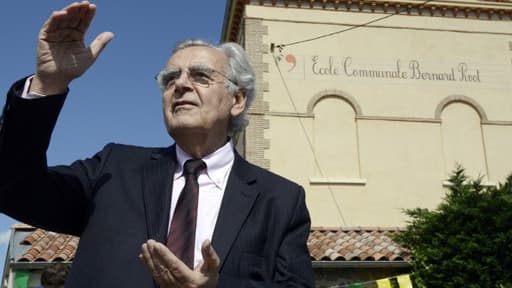 Bernard Pivot inaugure une école à son nom à Vaux-en-Beaujolais le 22 juin 2013.