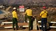Des pompiers observent les montagnes brûlées de Santa Monica depuis le quartier de Pacific Palisades à Los Angeles, en Californie, le 13 janvier 2025.
