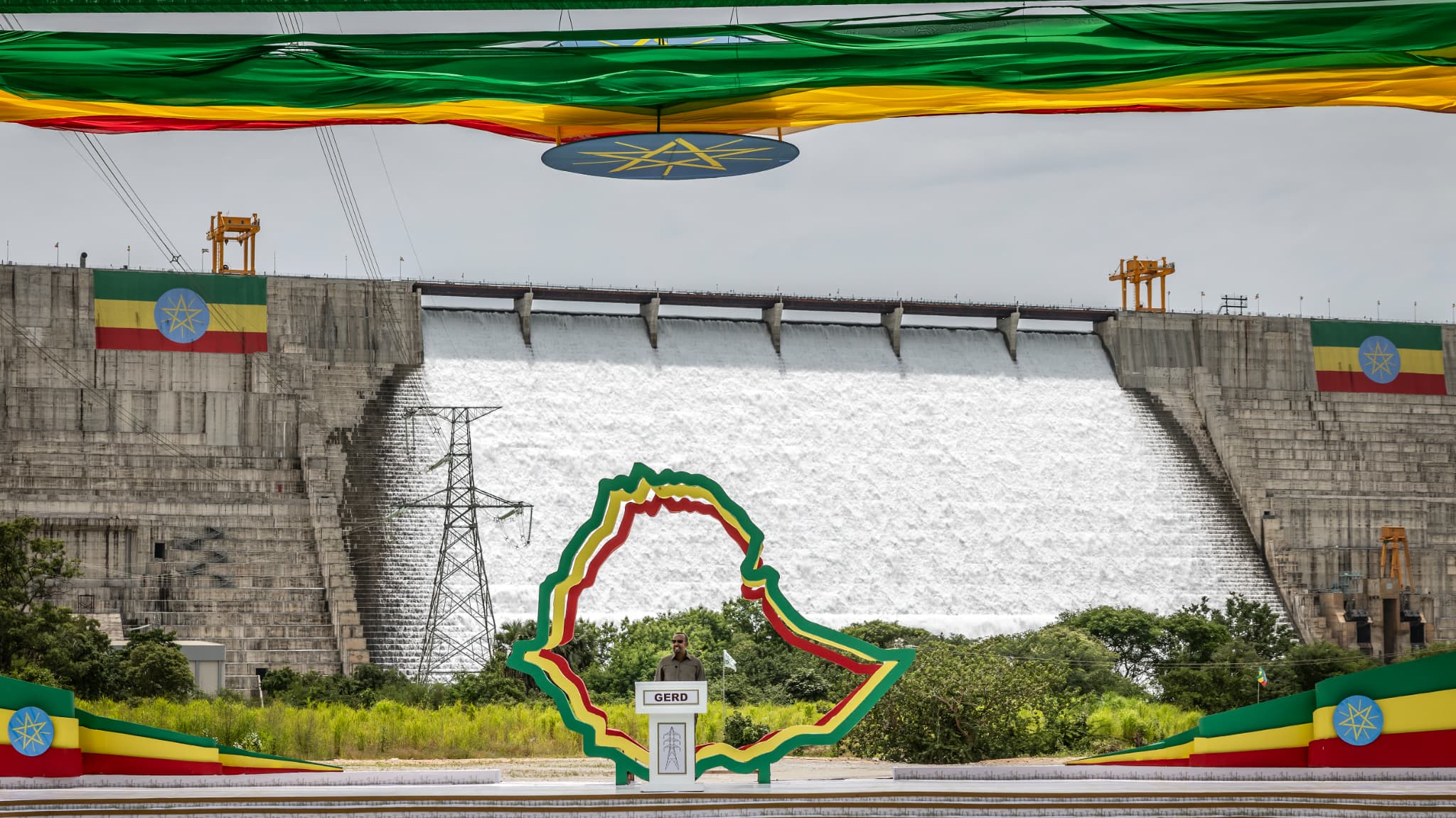 Le Premier ministre éthiopien Abiy Ahmed prononce son discours lors de la cérémonie d'inauguration officielle du Grand barrage de la Renaissance éthiopienne (GERD) à Guba, le 9 septembre 2025. L'Éthiopie a inauguré le plus grand projet hydroélectrique du continent le 9 septembre 2025, le Premier ministre Abiy Ahmed le qualifiant de "grande réussite pour tous les Noirs" malgré des années de rancœur diplomatique concernant le barrage avec son voisin en aval, l'Égypte.
