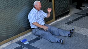 Giorgos Chatzifotiadis, 77 ans, n'avait pu retirer la pension de sa femme à cause des restrictions bancaires mises en place dans son pays.