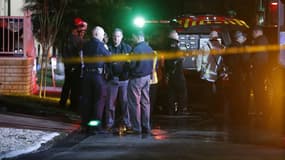 Les pompiers, la police et le personnel des services médicaux d'urgence dans le parc de maisons mobiles Bayside Waters à Clearwater, en Floride, le 1er février 2024