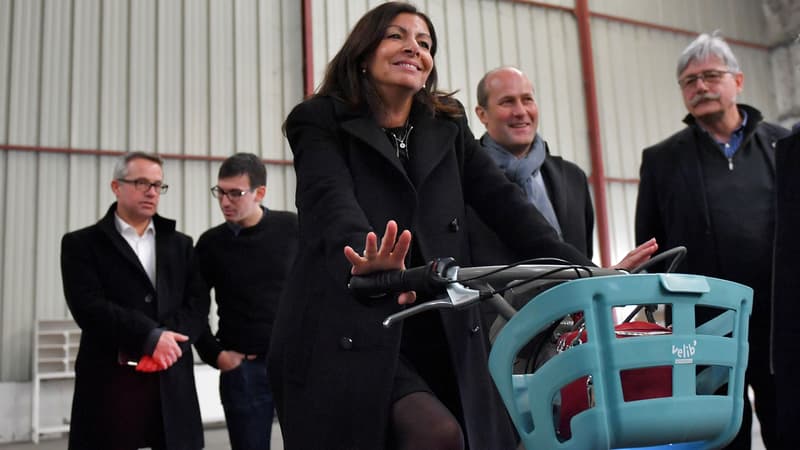 Anne Hidalgo reconnaît une "erreur" sur le dossier Vélib'.