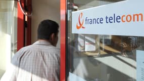 Un homme entre en 2009 dans une agence France Télécom, à Annecy, en Haute-Savoie, où un salarié s'était suicidé. (photo d'illustration)