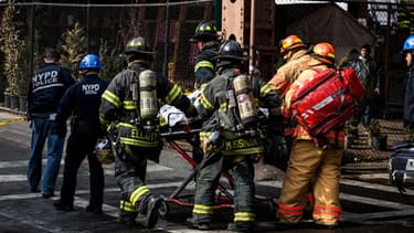 De nombreux pompiers ont été dépêchés sur place après l'effondrement de deux immeubles à New York.