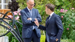 Emmanuel Macron (D) et Friedrich Merz (G) dans les jardins de l'Elysée à Paris le 7 mai 2025
