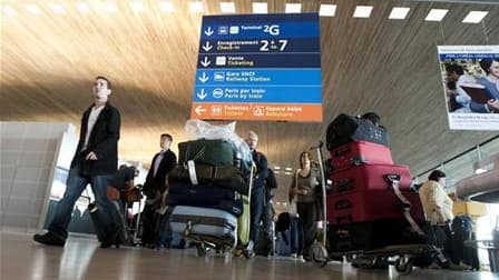 Passagers à l'aéroport Roissy Charles-de-Gaulle. Les professionnels du tourisme et l'association de défense des consommateurs UFC-Que Choisir ont trouvé un accord pour indemniser les voyageurs victimes de la paralysie des transports aériens le mois dernie