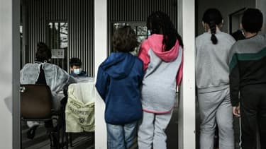Des écoliers attendent pour passer un test salivaire, le 25 février 2021 à Eysines, près de Bordeaux