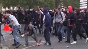 Lycéens manifestant dans les rues de Paris, vendredi.