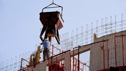 Le logement neuf en légère décélération sur un mois