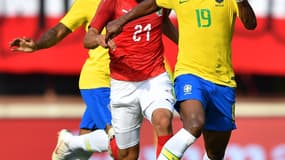 Stefan Lainer poursuit Willian
