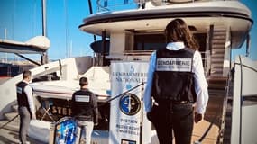 Des gendarmes de la section de recherche de Marseille-PACA le 10 novembre 2023 dans le port d'Antibes avec un yacht confisqué