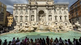 Des touristes devant la fontaine de Trévi à Rome, le 30 septembre 2025. 